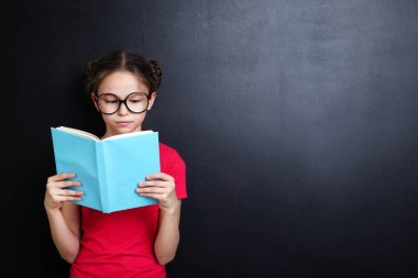 Kitap ve yazı tahtası zemin üzerine gözlük ile genç kız