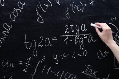 Matematik formülleri kara tahta yazma el