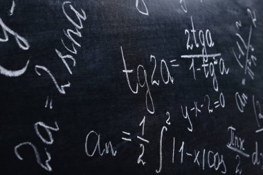 Kara tahta arka plan üzerinde matematik formülleri