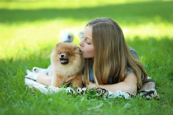 Jovem Com Cão Pomerano Parque — Fotografia de Stock