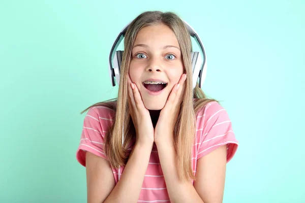 Hermosa Chica Joven Con Auriculares Fondo Menta — Foto de Stock