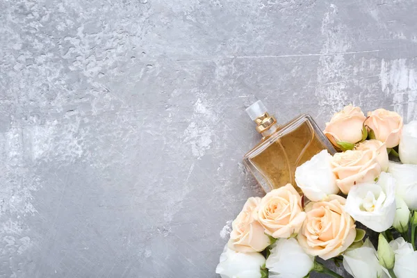 Botella Perfume Con Rosas Eustoma Sobre Mesa Madera — Foto de Stock