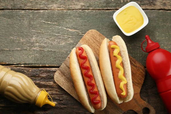 Hot Dog Mustárral Ketchuppal Asztalon — Stock Fotó