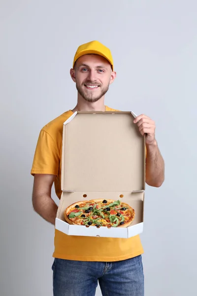 Leverans Mannen Med Pizza Kartong Grå Bakgrund — Stockfoto