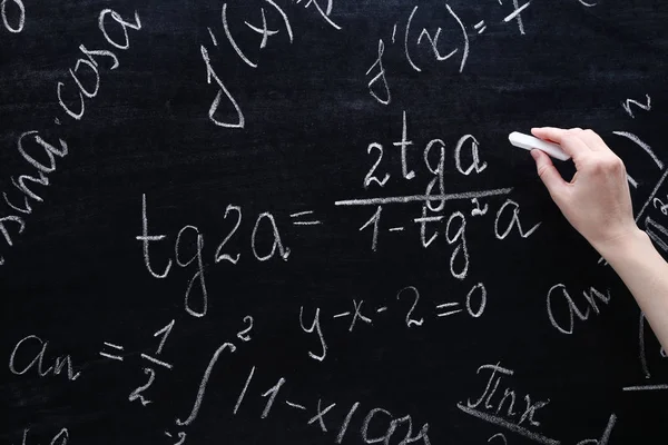 Mão Feminina Escrever Fórmulas Matemáticas Quadro — Fotografia de Stock