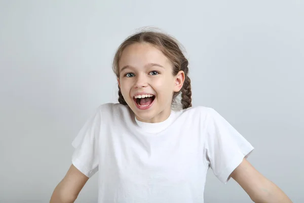 Niedliche Junge Mädchen Auf Grauem Hintergrund — Stockfoto