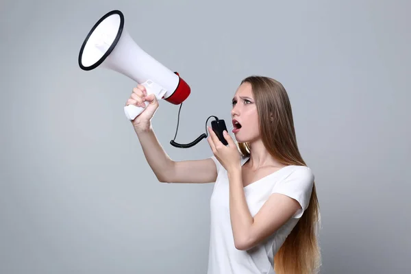 Mujer Joven Gritando Megáfono Sobre Fondo Gris — Foto de Stock