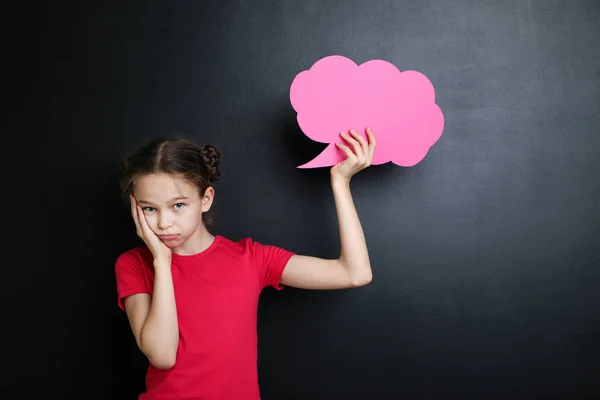 Giovane Ragazza Con Bolla Discorso Sfondo Lavagna — Foto Stock