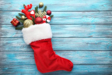 Köknar-ağaç dalları ve Noel dekorasyonları ahşap masa üzerinde çorap kırmızı