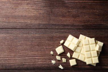 Kahverengi ahşap masa üzerinde beyaz çikolata parçaları