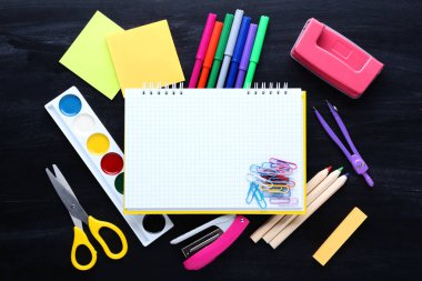 Kağıda yazı tahtası arka plan boş levha ile okul malzemeleri