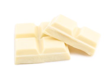 Beyaz arka planda çikolata parçaları