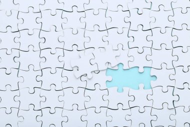 Camgöbeği arka plan üzerinde beyaz jigsaw puzzle