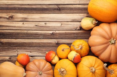 Kahverengi ahşap masa üzerinde turuncu kabak