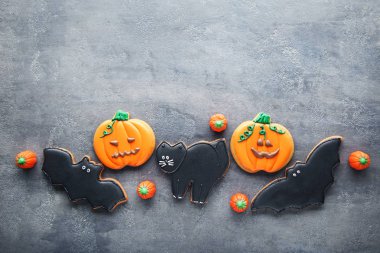 Cadılar Bayramı gingerbread çerezleri şekerler gri ahşap tablo ile