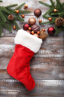 Köknar-ağaç dalları ve Noel dekorasyonları ahşap masa üzerinde çorap kırmızı