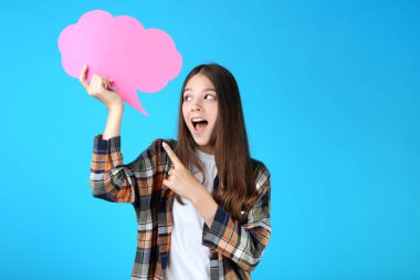 Konuşma balonu üzerinde mavi arka plan ile genç kız