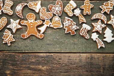 Noel gingerbread çerezleri gri ahşap tablo