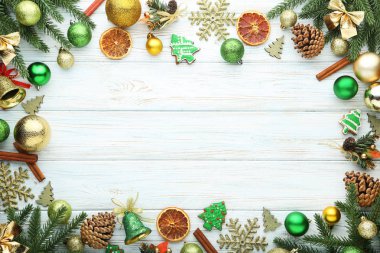 Köknar ağacı dalları ile Noel dekorasyonları ahşap tablo