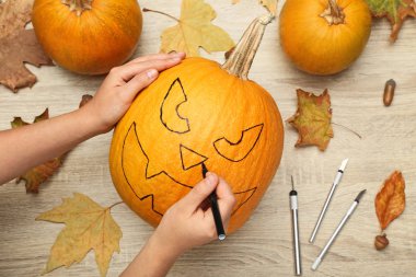 Eller için Halloween pumpkins yüz çizim