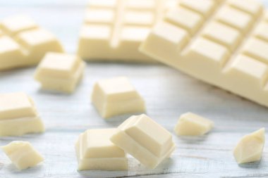 Ahşap masa üzerinde beyaz çikolata parçaları