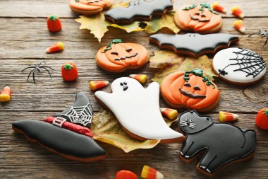 Cadılar Bayramı gingerbread çerezleri şekerler gri ahşap tablo ile