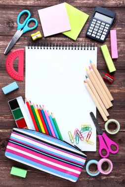 Kağıt ahşap masa üzerinde boş levha ile okul malzemeleri