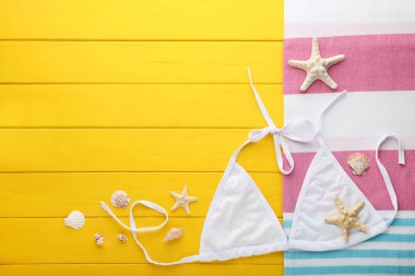 Havlu ve sarı ahşap masa üzerinde kabukları ile mayo