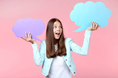 Pembe bir arka plan üzerinde konuşma balonları ile genç kız