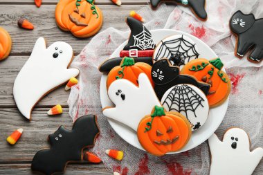 Cadılar Bayramı gingerbread çerezleri plaka üzerinde ahşap masa