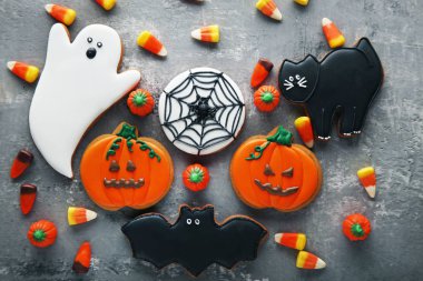 Cadılar Bayramı gingerbread çerezleri şekerler gri ahşap tablo ile