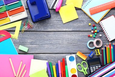 Üzerinde gri ahşap masa okul malzemeleri