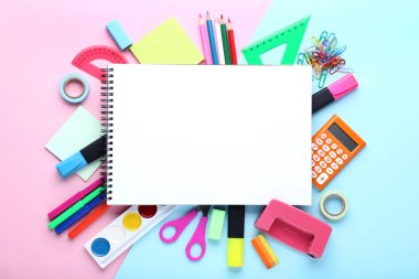 Kağıt renkli arka plan üzerinde boş levha ile okul malzemeleri