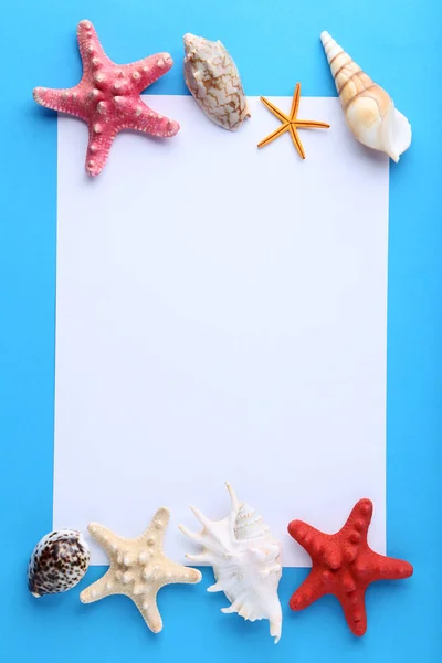 Üres Papírlapot Tengeri Kagylókból Kék Háttér — Stock Fotó