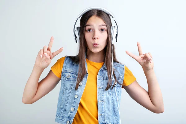 Jong Meisje Met Koptelefoon Grijze Achtergrond — Stockfoto