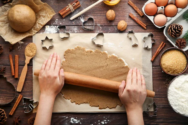 Kahverengi ahşap masa üzerinde Noel çerezleri fırın