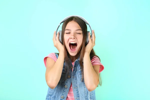 Chica Joven Con Auriculares Sobre Fondo Menta —  Fotos de Stock