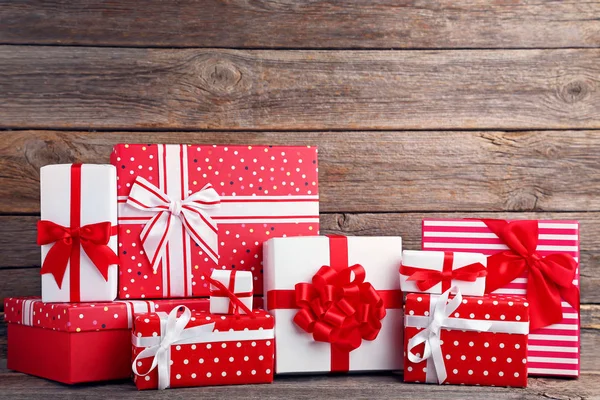 Geschenkboxen Mit Schleife Auf Grauem Holztisch — Stockfoto