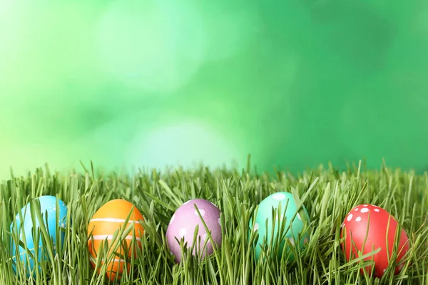 Yeşil Çim Renkli Paskalya Yortusu Yumurta — Stok fotoğraf