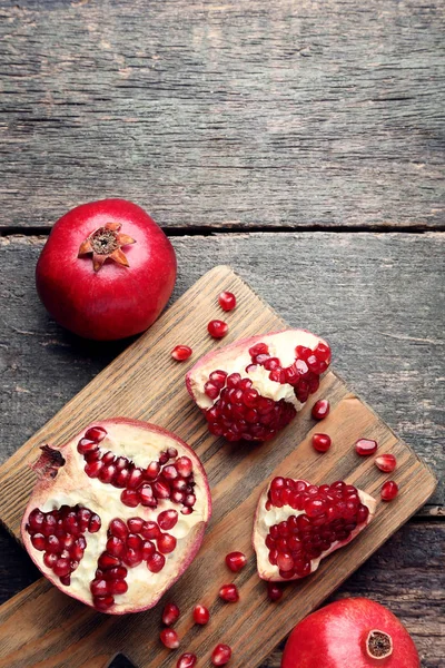 Ripe Juicy Pomegranates Brown Cutting Board — Stock Photo, Image