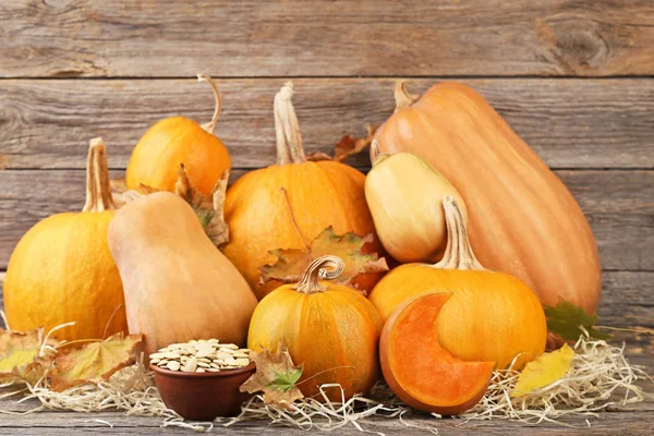 Oranje Pompoenen Met Droge Bladeren Zaden Grijs Houten Tafel — Stockfoto