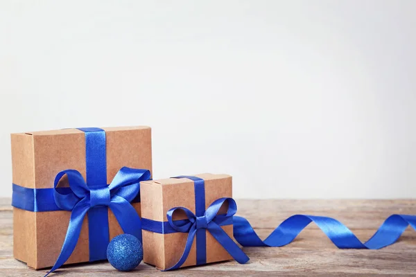 Scatole Regalo Marroni Con Bauble Sul Tavolo Legno Grigio — Foto Stock