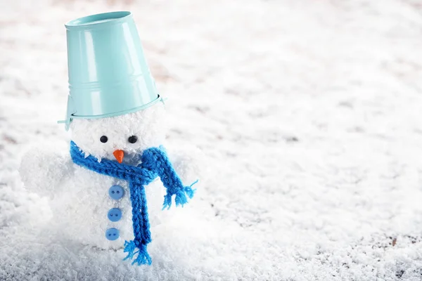 Zabawki Małe Bałwana Wiadrem Białym Śniegu — Zdjęcie stockowe