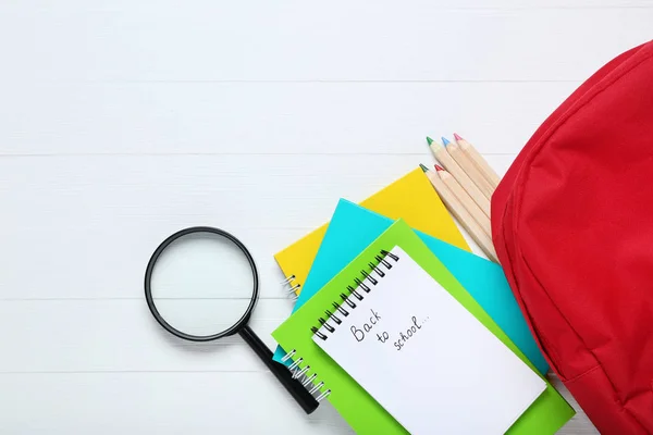 Roter Rucksack Mit Schulmaterial Auf Weißem Holztisch — Stockfoto