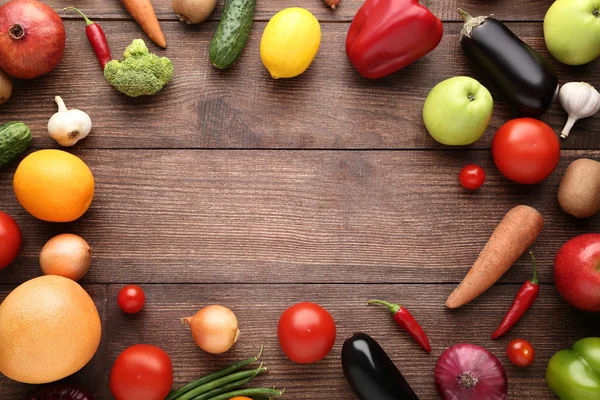Érett Gyümölcsök Zöldségek Barna Asztalon — Stock Fotó