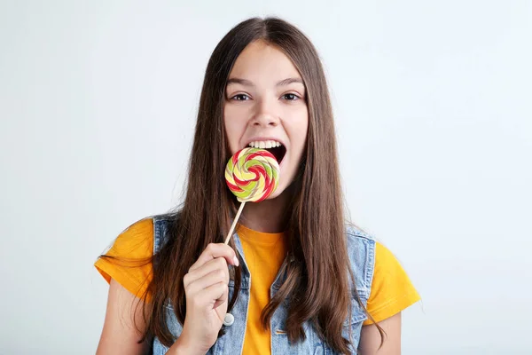 Menina Com Pirulito Fundo Cinza — Fotografia de Stock