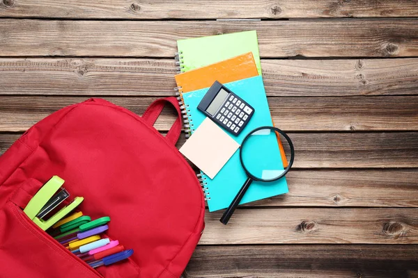 Roter Rucksack Mit Schulmaterial Auf Braunem Holztisch — Stockfoto