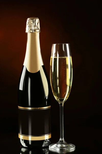 Bottiglia Champagne Con Vetro Sfondo Scuro — Foto Stock