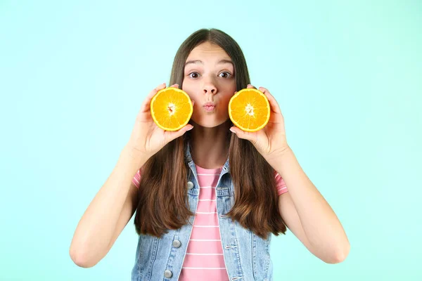 Gadis Muda Dengan Buah Oranye Latar Belakang Mint — Stok Foto