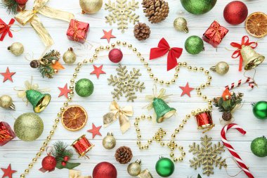 Beyaz ahşap masa üzerinde Noel süsleri